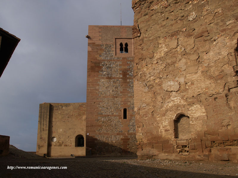 TEMPLO, TORRE DEL HOMENAJE Y REFECTORIO DESDE EL ACCESO AL RECINTO.